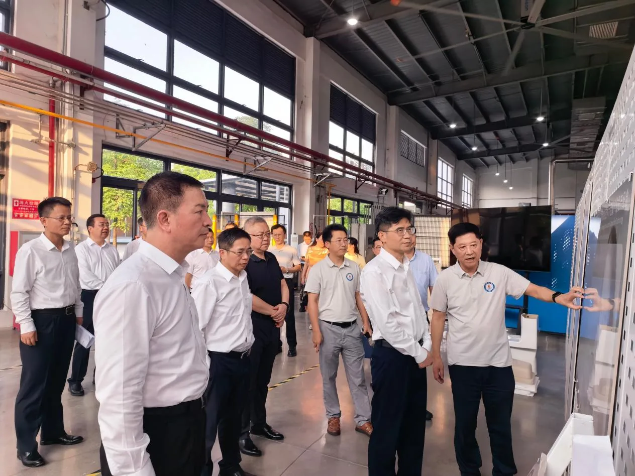 调研人员在中试平台察看示范装备