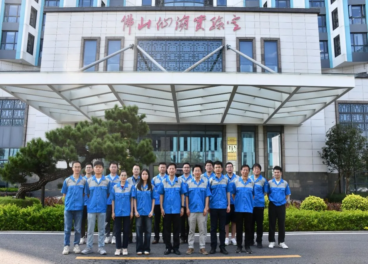 零碳中心团队在佛山仙湖实验室楼前合影